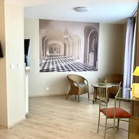 Grand Terminus Reine Hotel